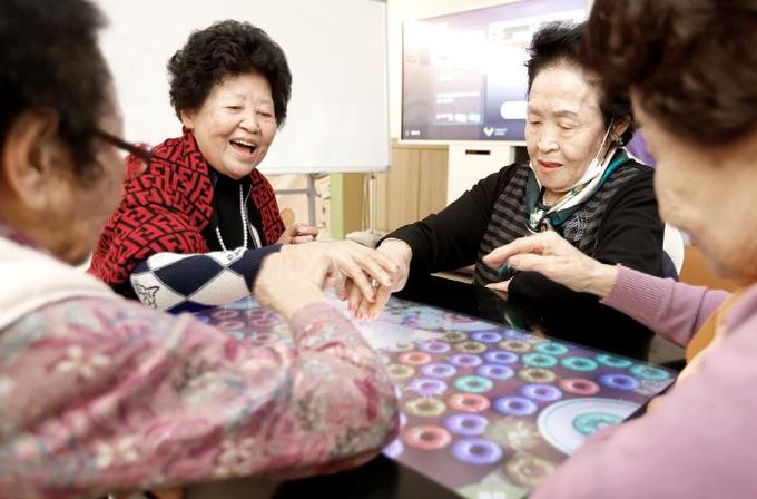 스마트 터치 테이블로 게임을 즐기는 모습