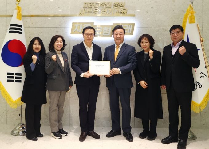 김성제 시장이 임태희 교육감에게 의왕교육지원청 신설 신속 추진 건의문을 전달하고 있다.