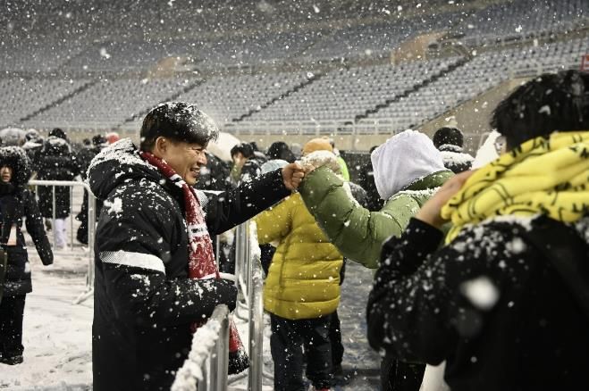 부천FC1995의 승강 PO 1차전이 폭설로 연기된 후 돌아가는 시민들과 조용익 부천시장이 주먹인사를 나누고 있다.