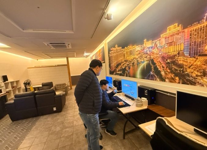 1. 천안시 동남구가 게임제공업소에 대해 합동점검을 실시하고 있다.