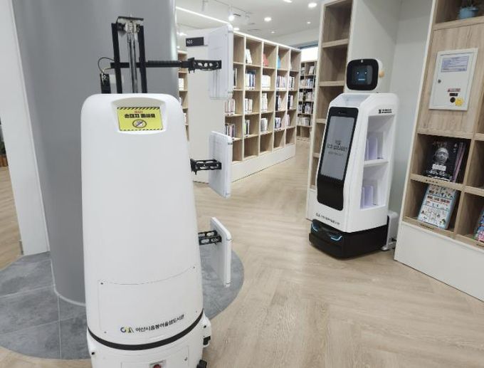 음봉어울샘도서관 장서 점검 로봇 및 대출·반납 종합 로봇