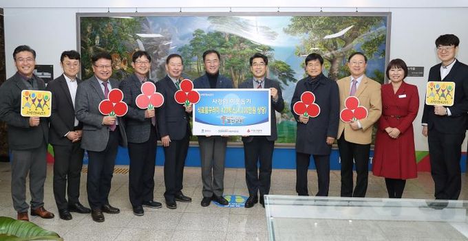 왼쪽부터 평택행복나눔본부 황성식 나눔국장, 동산교회 서평강 목사, 노승구 장로, 이종남 장로, 김흥로 장로, 평택시 정장선 시장, 동산교회 차성수 담임목사, 유상희 장로, 정건채 장로, 아동복지과 이혜정 과장, 동산교회 김은석 목사