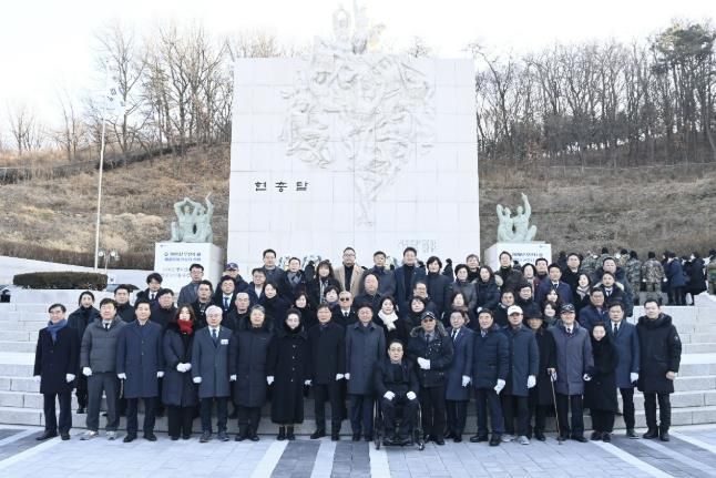 참배 참석자들이 현충탑 앞에서 순국선열의 넋을 기리며 기념 촬영을 하고 있다.