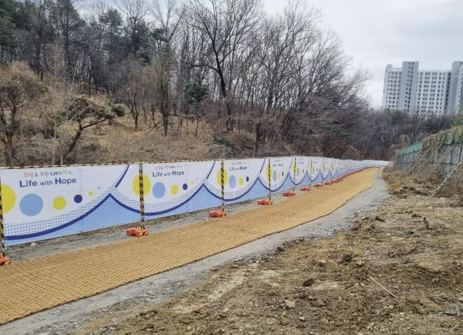 과천지식정보타운 내 근린공원 3 경계를 따라 조성한 임시 보행로 모습