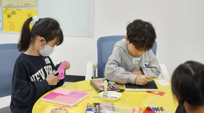 <겹겹의 감정 콜라주> 참여 어린이들이 작품을 만들고 있다.