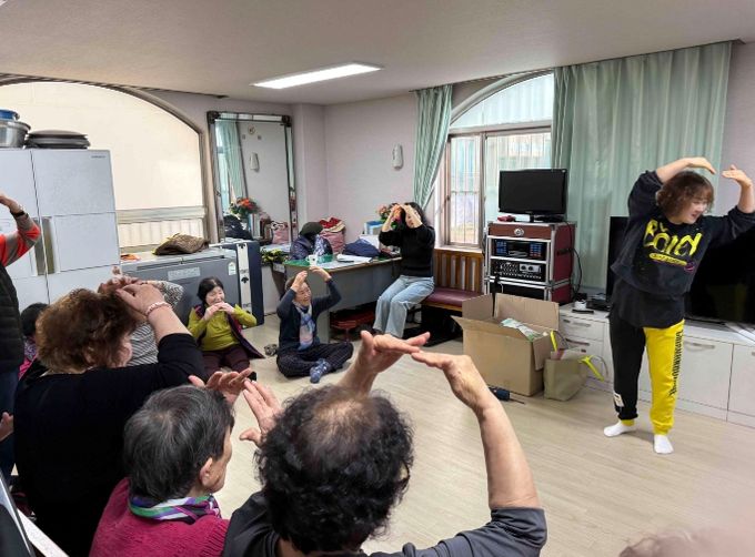 1. 천안시 보건소가 ‘찾아가는 어르신 건강교실’을 운영하고 있다.