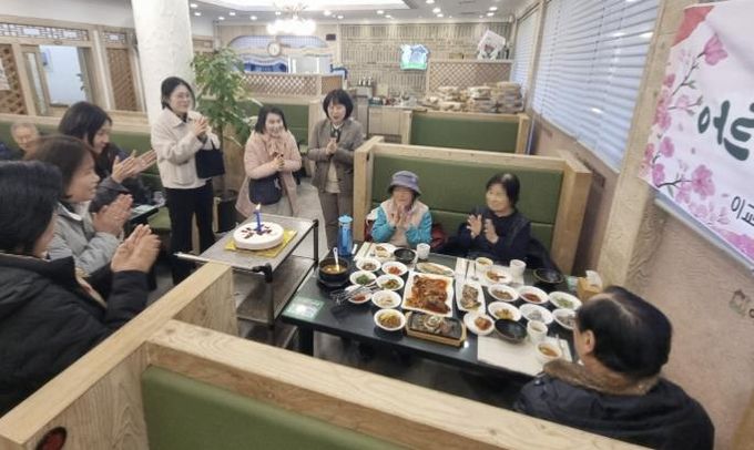 수원시 팔달구 우만1동, '독거어르신 위한 사랑의 생신상' 행사 열어