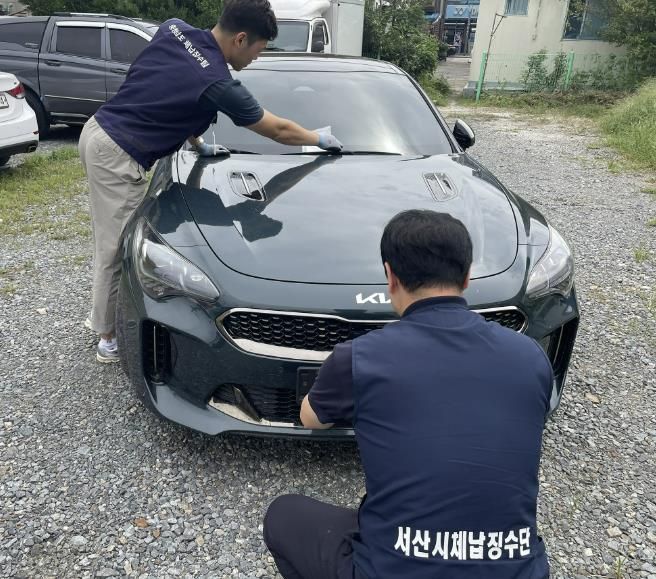 서산시가 체납 차량 번호판 영치 활동을 진행하는 모습