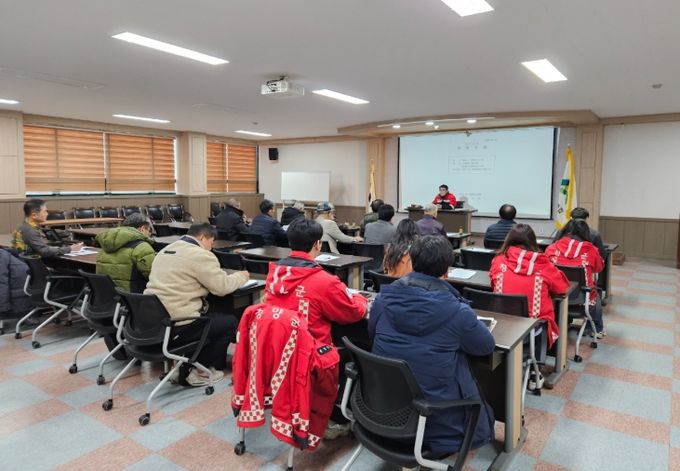 지난 12일 한국밤재배자협회 청양군지회가 2026년 밤 산업 업무 추진 협의를 하고 있다.