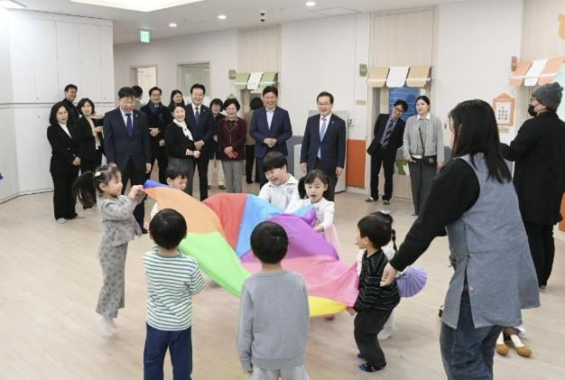 지난해 개소한 부천힐스테이트소사역 다함께돌봄센터에서 아이들이 놀이하고 있다.