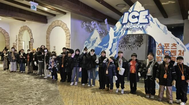 프로그램을 즐기는 청소년들의 모습.