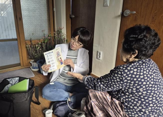 한파 대비 취약 어르신 가정방문 건강관리 모습
