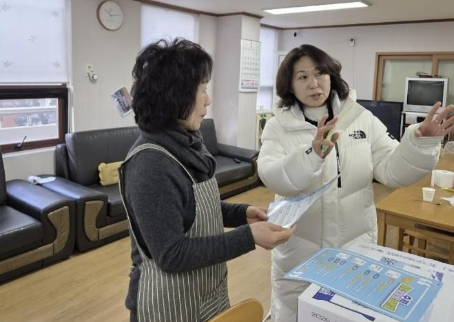 수원시 영통구 망포1동, 어르신 위한 ‘수원 새빛 생활비 패키지’ 안내 현장 방문