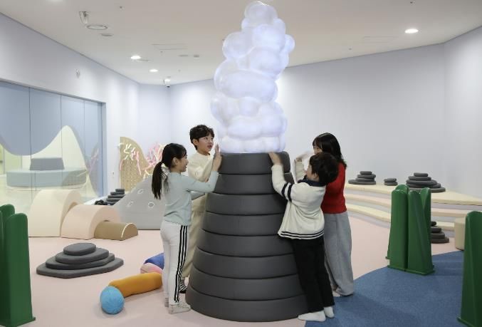 화성시어린이문화센터를 방문한 어린이들이 신규 상설전시 '바다체험'을 관람하고 있다