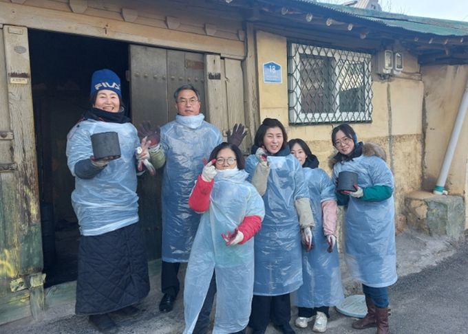 고양시 일산1동 지역사회보장협의체, 한파 대비 독거노인 가구에 연탄 전달