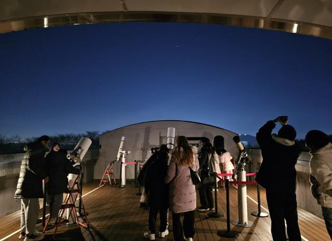 시민들이 부천천문과학관에서 천체관측을 하고 있다.