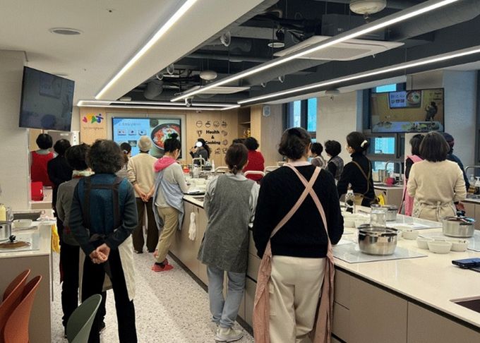 지난 2일 철산건강생활지원센터 5층 영양교육실에서 '내 손 뚝딱 건강밥상'을 진행하고 있다.