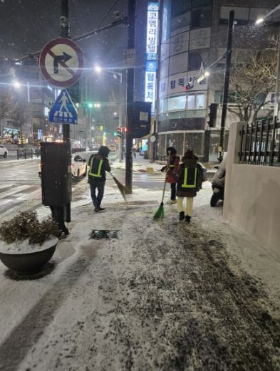 고양시 안전보안관이 제설작업을 펼치고 있다.