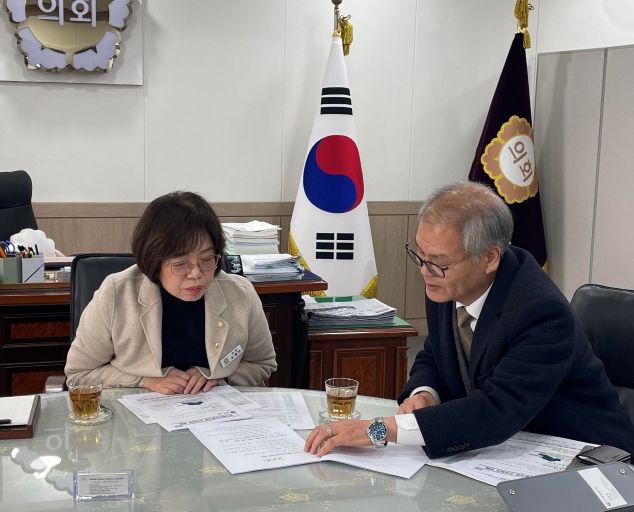 박용주 경기북부보훈지청장(오른쪽)과 오혜자 양평군의회의장이 지역사회 보훈현안 및 보훈가족 지원 방안에 대해 의견을 나누고 있다.