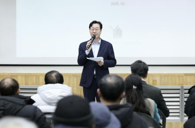 정명근 화성특례시장이 ‘동부 반다비체육센터 건립’ 주민설명회에서 인사말을 하고 있다.