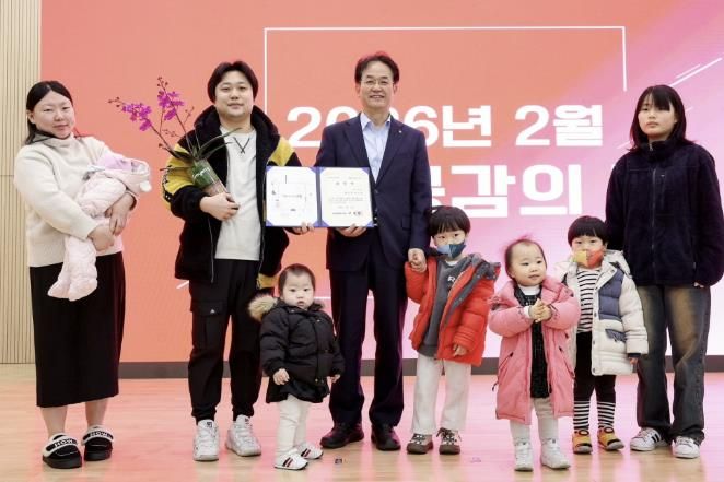 고양시 출산장려 유공 표창을 받은 다둥이 가족의 기념촬영