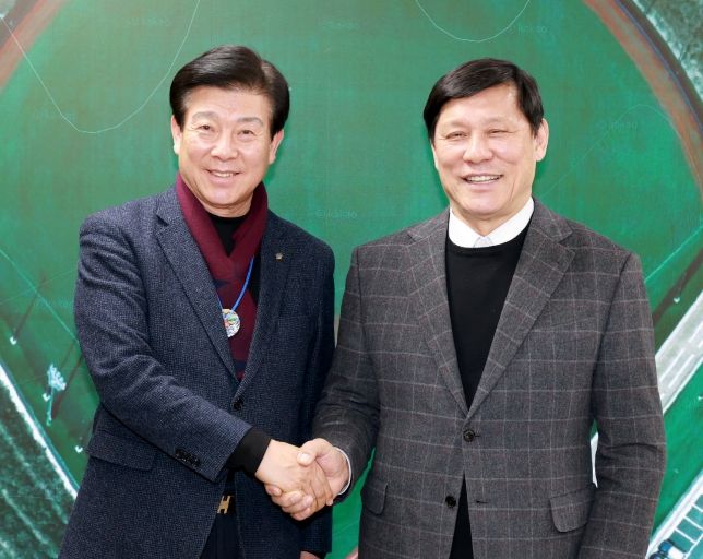 왼쪽부터 박범인 금산군수, 허구연 한국야구위원회(KBO) 총재