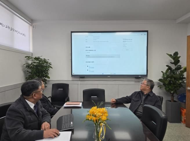 이기영 금산읍장이 관내 장례식장 관계자와 장례식장의 민원24 이용 방법을 논의하고 있다.