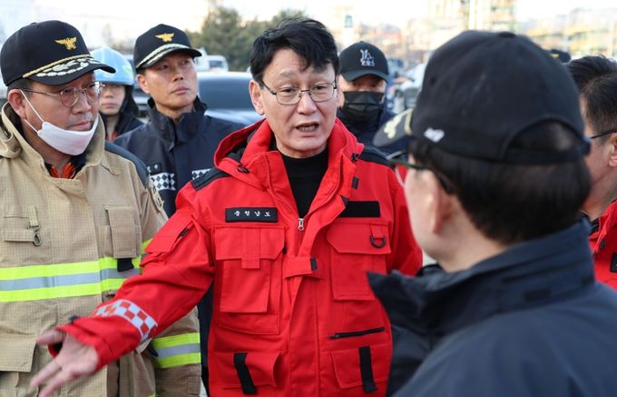 21일 서산시 대산읍 산불 대응 현장 지휘본부에서 홍종완 충남도 행정부지사가 소방 관계자들과 산불 진화 및 확산 방지 대책을 논의하고 있다.