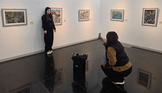 안견문화제 전국청소년미술공모전 선정작 전시 관람객