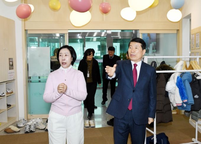 구리시 영·유아케어센터 운영 현황에 대해 보고받는 백경현 구리시장