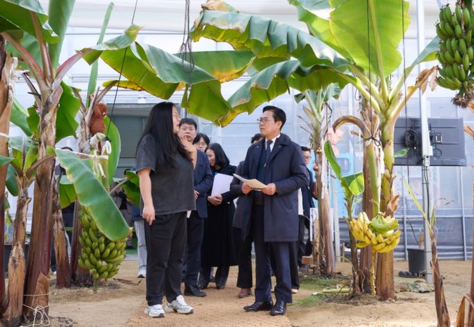 1. 김석필 천안시장 권한대행 부시장이 25일 주요사업 현장에 방문해 점검하고 있다.
