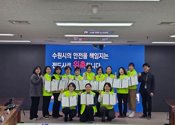 새빛안전지킴이 교육 강사 위촉식 후 기념촬영을 하고 있다.