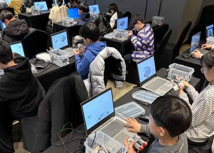 프로그램에 참여한 학생들이 코딩 기반 로봇 제어 실습을 통해 디지털 기초역량과 창의적 문제 해결 능력을 기르고 있다.