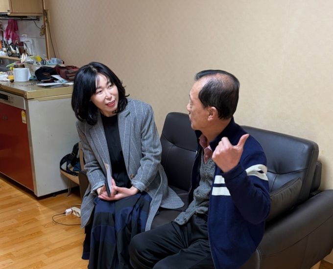 1. 윤은미 천안시 복지정책국장이 26일 독립유공자 유족 자택에 방문해 위문하고 있다.