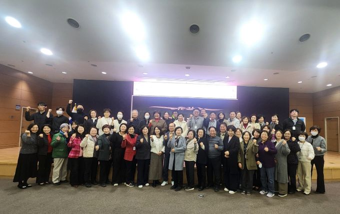 1. 천안시가 26일 노인의료복지시설 인권지킴이를 위촉하고 기념촬영을 하고 있다.