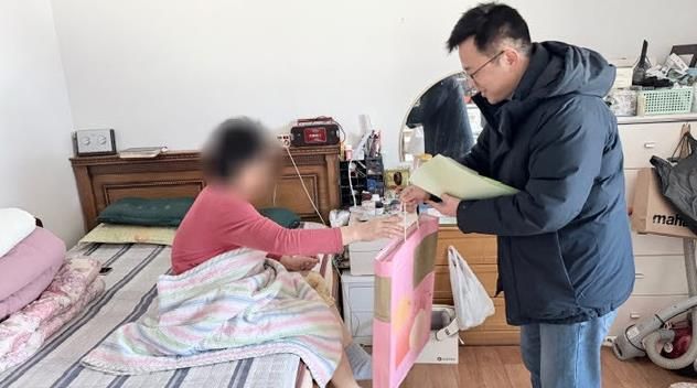 배방읍 찾아가는 보건복지팀 직원이 대상 가정을 방문해 상담을 진행하고 있다.