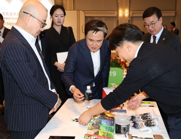 지난해 10월 23일 일본 오사카 뉴오타니호텔에서 열린 수출상담회장을 찾은 김태흠 충남도지사가 도내 기업의 제품을 살펴보고 있다.