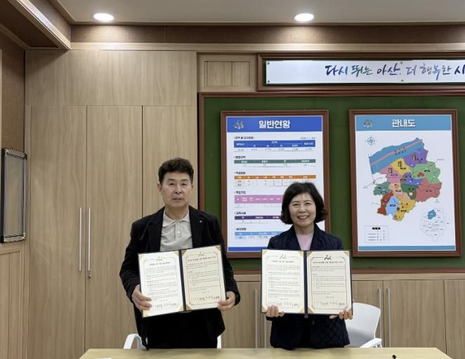 아산시 영인면과 영인면 이장협의회가 'STOP 1회용, START 다회용' 캠페인을 진행하고 1회용품 저감 실천 협약을 체결하고 있다.