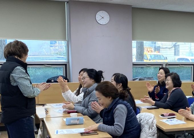 지난 11일 광명시여성비전센터에서 '창의융합수학&보드게임 과정'을 진행하고 있다.