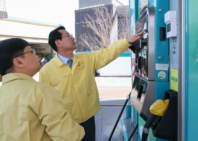 정명근 화성특례시장이 13일 오전 병점구 소재 주유소를 방문해 불시 현장점검을 실시했다.