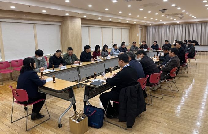 수원시보건소가 ‘2026년 방역소독 유관기관 간담회’를 열고 있다