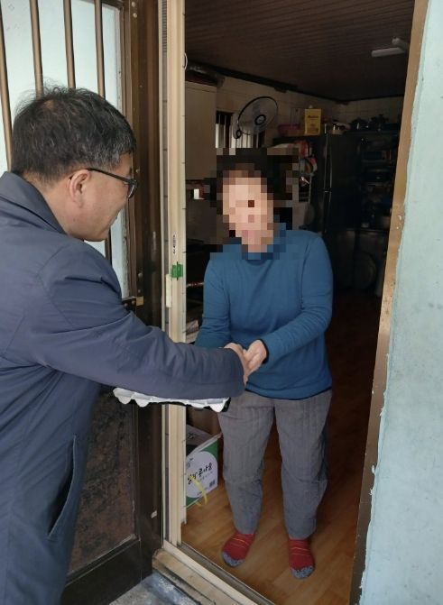 이정진 선장면장이 지역 내 취약계층 가구를 방문해 계란을 전달하며 안부를 확인하고 있다.
