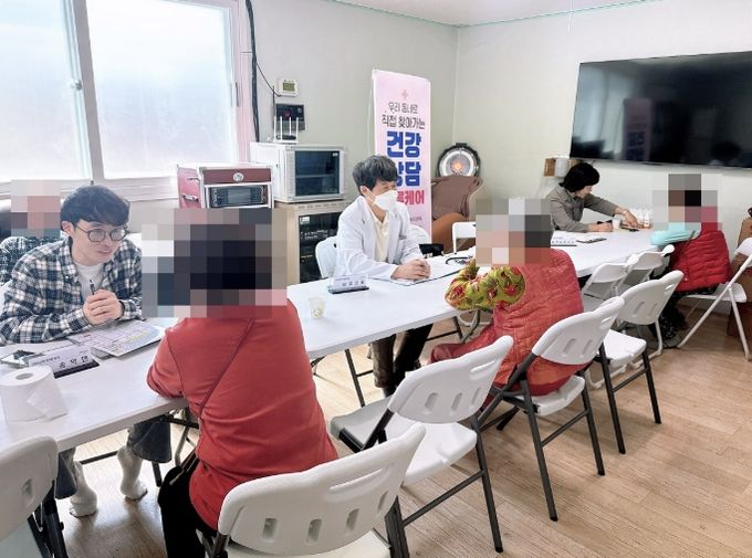 송악면 찾아가는 보건복지팀과 행복키움추진단이 취약계층 주민을 대상으로 1:1 건강·복지 상담을 진행하고 있다.