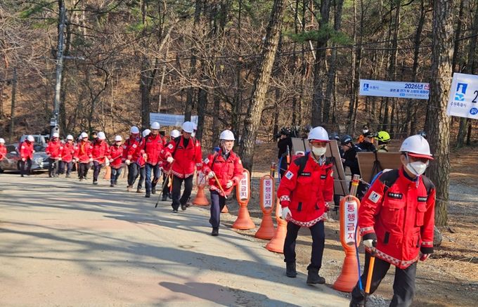 수원특례시, 유관기관 관계자들이 ‘2026년 산림재난(산불) 대응훈련’을 하고 있다.