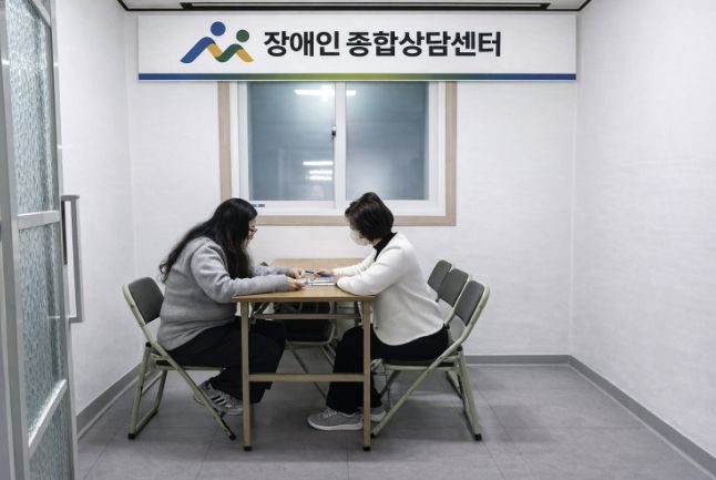 아산시 장애인종합상담민원센터 맞춤형 상담 운영 모습