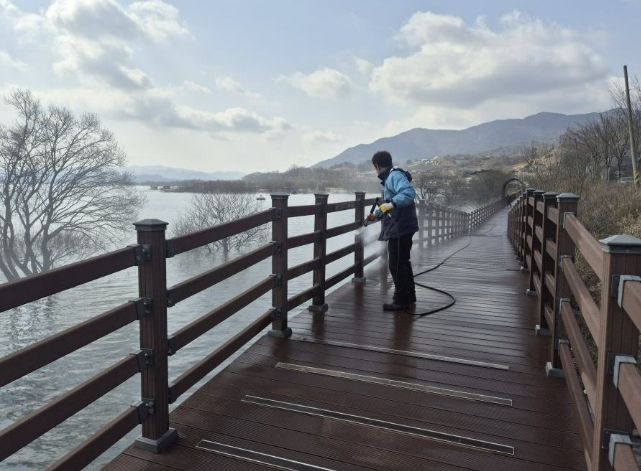 느린호수길 데크 청소 사진