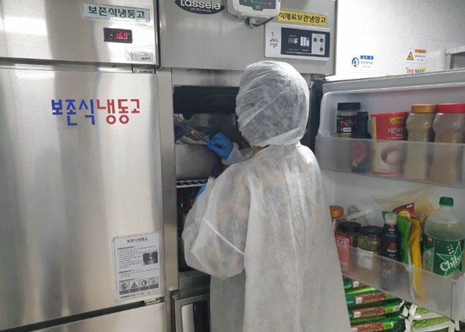 학교·유치원 급식을 대상으로 '식중독 예방 컨설팅'을 진행하고 있다.
