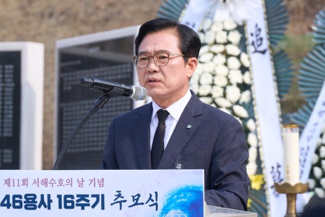 27일 천안보훈공원에서 김석필 천안시장 권한대행 부시장, 손순욱 충남동부보훈지청장 등이 천안보훈공원 내 천안함 추모비에 헌화하고 있다.