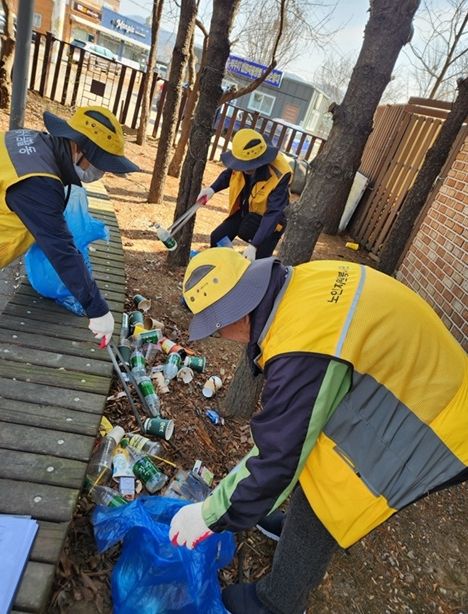 파주시 법원읍 실버경찰대, '2026년 우리 동네 새 단장' 새봄맞이 대청소 실시