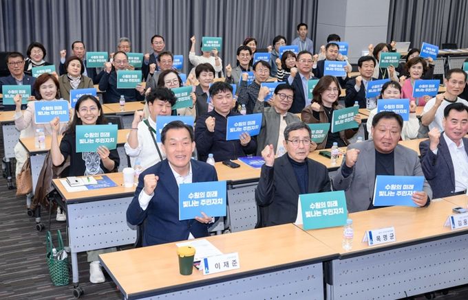 김현수 수원시 제1부시장(앞줄 가운데)과 수원시 문화콘텐츠산업진흥위원회 위원들이 함께하고 있다.